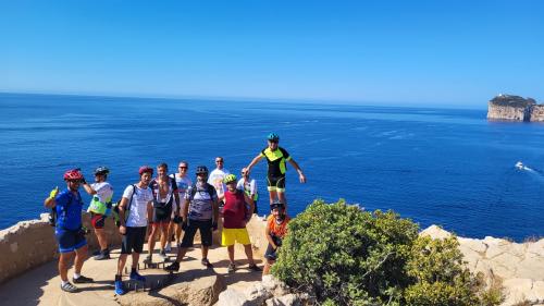 Excursionistas en e-bike por la costa de Alghero Capo Caccia Porto Conte Pineta Mugoni le Bombarde