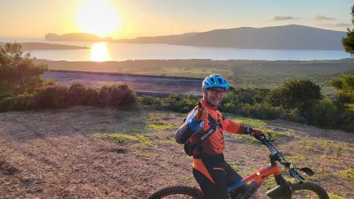 Radfahrer an der Küste von Alghero Capo Caccia Porto Conte Pineta Mugoni le Bombarde