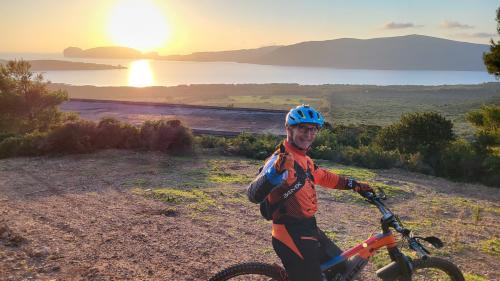 Ciclista en la costa de Alghero Capo Caccia Porto Conte Pineta Mugoni le Bombarde