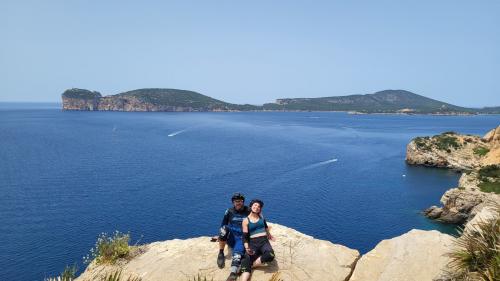 Excursionistas en e-bike por la costa de Alghero Capo Caccia Porto Conte Pineta Mugoni le Bombarde