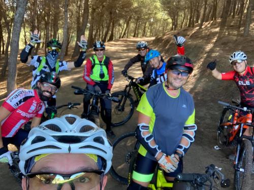 Randonneurs en e-bike sur la côte d'Alghero Capo Caccia Porto Conte Pineta Mugoni le Bombarde