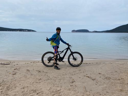 escursionista in bici nella Costa di Alghero Capo Caccia Porto Conte Pineta Mugoni le Bombarde