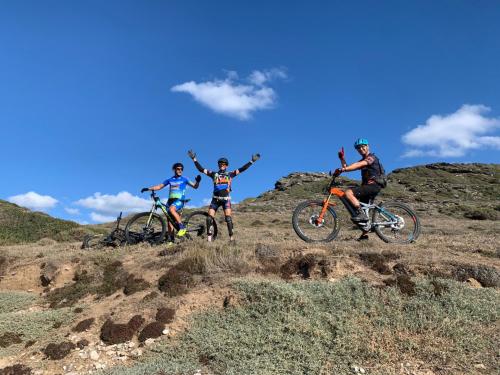 Excursionistas en e-bike por la costa de Alghero Capo Caccia Porto Conte Pineta Mugoni le Bombarde