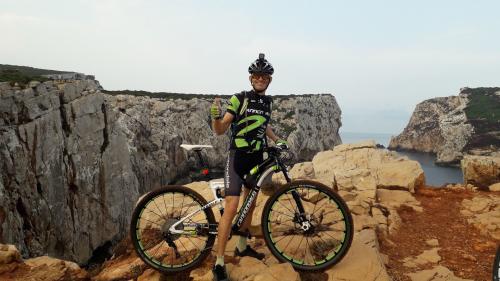 Escursionisti in bici presso l'oasi le prigionette arca di noé, Parco Naturale di Porto Conte con vista panoramica sul mare