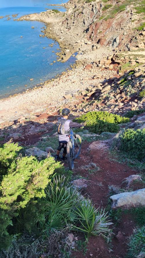 MTB-Wanderer entlang der Küste von Alghero