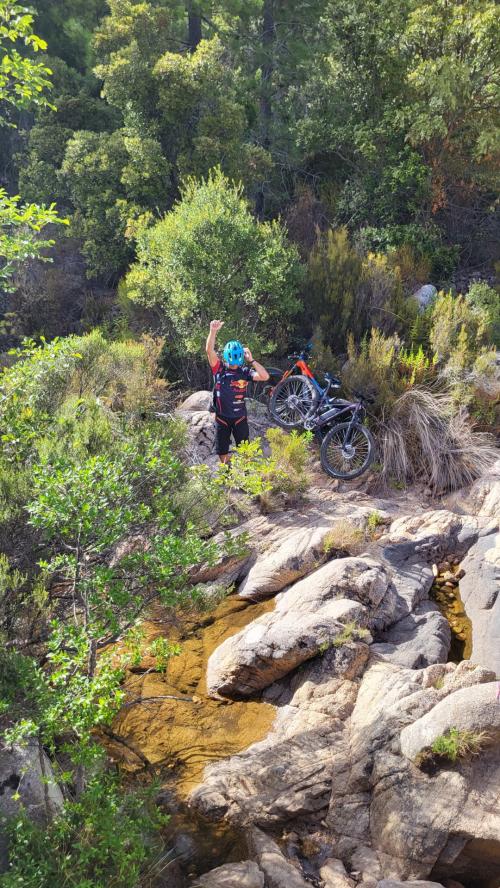 escursionista in bicicletta elettrica a San Teodoro