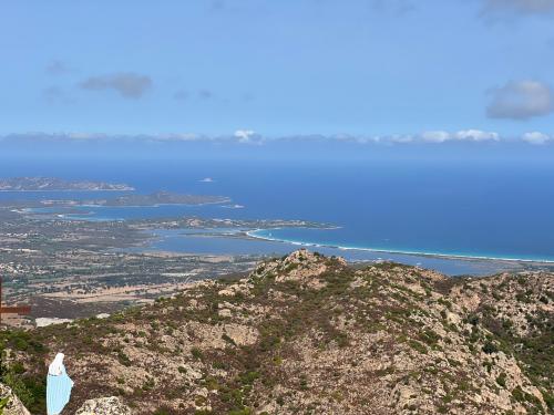 Panoramablick auf die Küste und das Meer von San Teodoro