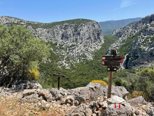 <p>Excursión con guía por el pueblo de Tiscali</p><p><br></p>