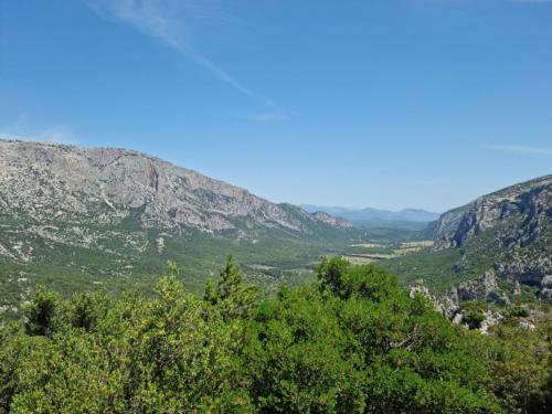 Vista sulla valle, natura e montagne durante escursione di trekking a Tiscali