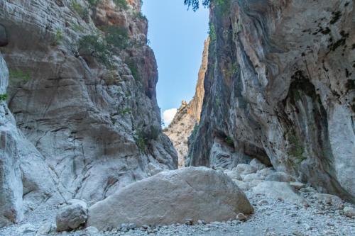 <p><p>Pfad mit Felsen und hohen Wänden in Gorropu</p></p><p><br></p>