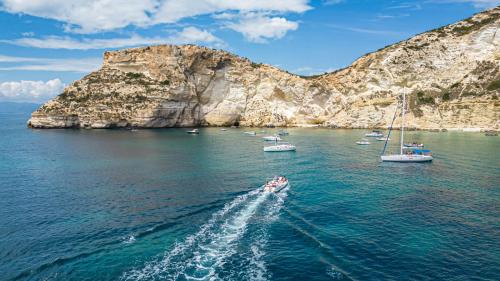 Foto drone gommone nelle acque di Cagliari