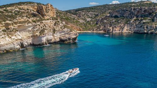 Photo drone dinghy in the waters of Cagliari