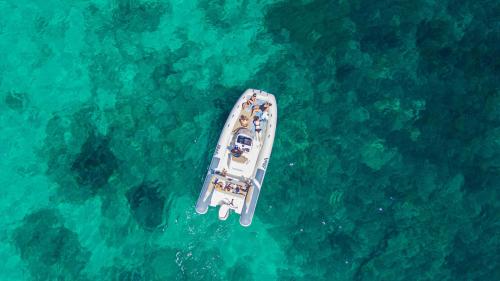 Photo drone dinghy in the waters of Cagliari