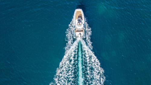 Foto drone gommone nelle acque di Cagliari