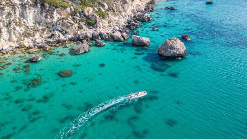 Photo drone dinghy in the waters of Cagliari
