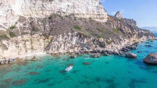 Photo drone dinghy in the waters of Cagliari