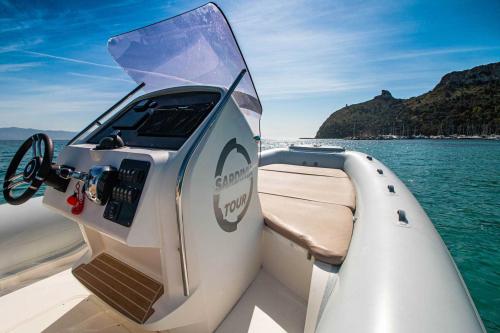 Schlauchboot im kristallklaren Wasser von Cagliari