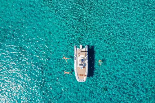 Photo drone dériveur et passagers sur l'eau dans le golfe de Cagliari