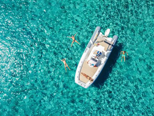 Foto drone bote y pasajeros en el agua en el Golfo de Cagliari