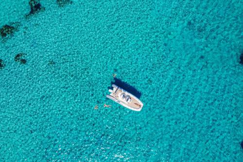 Foto drone gommone ed escursionisti in acqua nel Golfo di Cagliari
