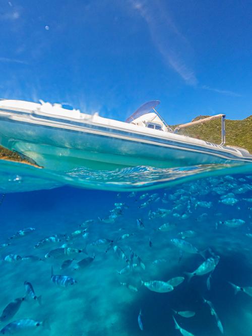 Schlauchboot, fotografiert von unten im Golf von Cagliari