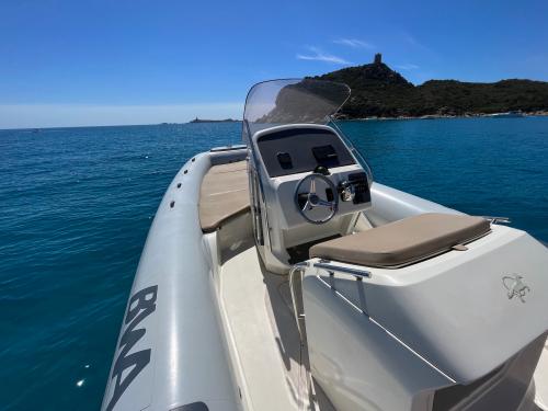 Prua del gommone nel Golfo di Cagliari