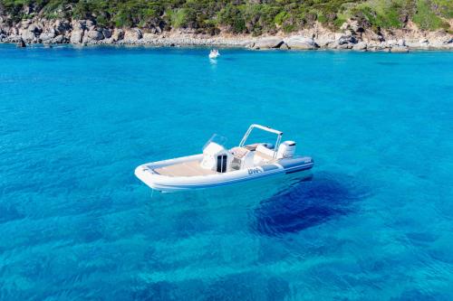 Gommone nelle acque cristalline di Cagliari
