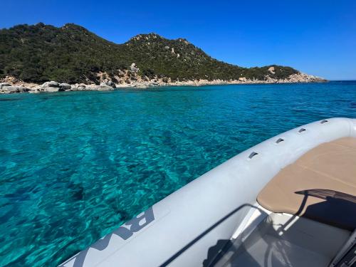 Gommone nei pressi della costa di Cagliari