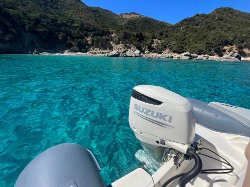 Fille assise sur un canot dans le golfe de Cagliari