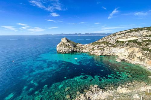 Photo drone dériveur dans les eaux de Cagliari