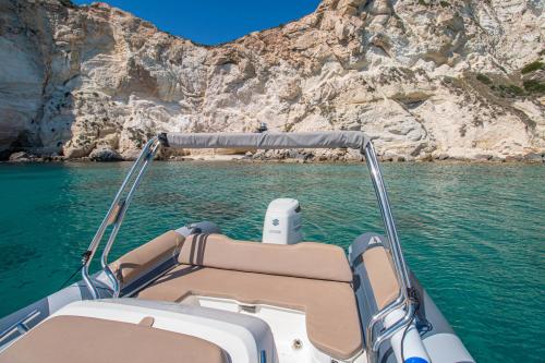 Embarcación neumática en las aguas cristalinas de Cagliari