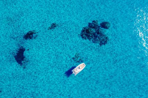 Foto drone gommone nelle acque di Cagliari