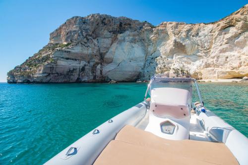 Embarcación neumática en las aguas cristalinas de Cagliari