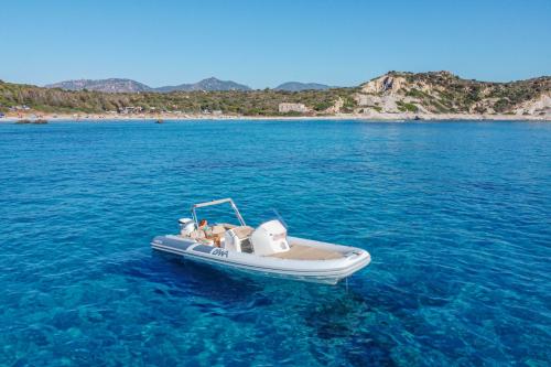 Gommone in navigazione nel Golfo di Cagliari