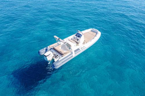Gommone nel mare di Cagliari