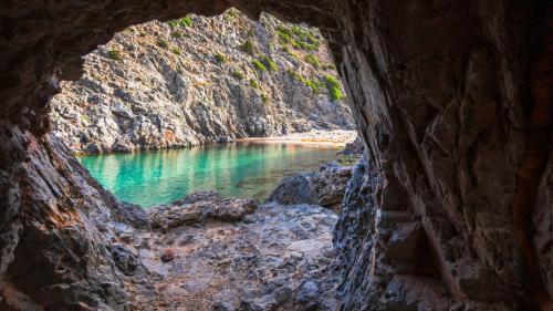 <p>Höhle mit Blick auf den Strand von Cala Domestica an der Costa Verde</p><p><br></p>