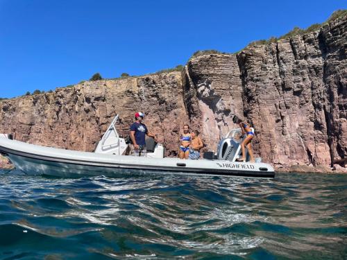 <p>Excursion quotidienne avec skipper à bord d’un canot au départ de Carloforte</p><p><br></p>