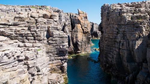 <p>Excursion en bateau parmi les falaises suggestives de Carloforte dans l’île de San Pietro</p><p><br></p>