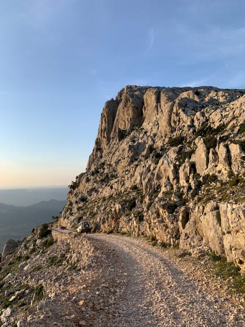 <p>Todoterreno durante la excursión con trekking para descubrir Monte Corrasi</p><p><br></p>