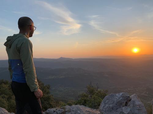 Escursione di trekking con vista panoramica sulle montagne della Barbagia e aperitivo 