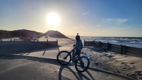 ragazzo su bici elettrica in spiaggia