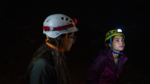 Zwei Wanderer in der Höhle Sa Nurre de Su Hoda in Oliena