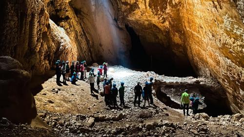Wanderer in der Höhle Sa Nurre de Su Hoda in Oliena