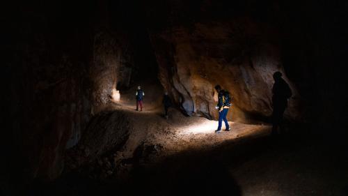 Wanderer besuchen die Höhle Sa Nurre de Su Hoda in Oliena