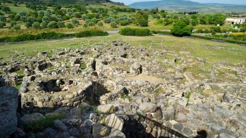 <p>Nuragisches Dorf der UNESCO-Stätte Barumini und umliegende Natur</p><p><br></p>