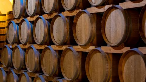 <p>Barriques de vin de la cave Argiolas</p><p><br></p>