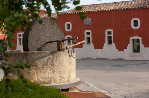 <p>Bodega con jardín al aire libre de la bodega Argiolas</p><p><br></p>