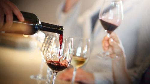 <p>Verkostung von Rot- und Weißweinen im Weingut Argiolas während der Führung</p><p><br></p>