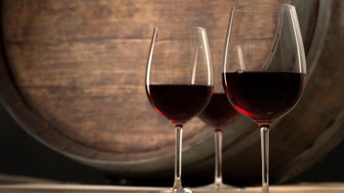 Calici di vino rosso serviti durante degustazione alla Cantina Argiolas