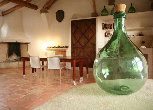 <p>Sala interior de la Bodega Argiolas</p><p><br></p>